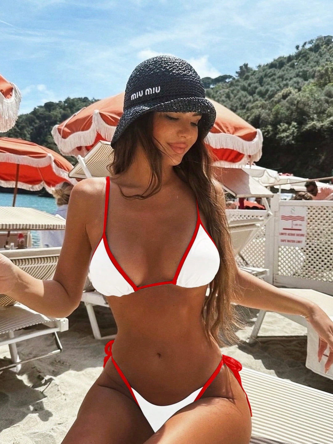 Miralisse | Granatowe bikini trójkątne z kontrastowym wykończeniem
