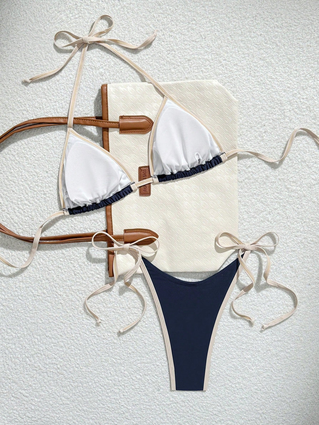 Miralisse | Granatowe bikini trójkątne z kontrastowym wykończeniem