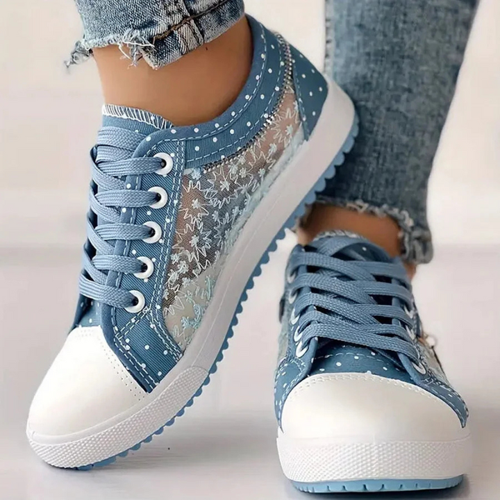 Floria | Sneakersy z siateczką, haftem kwiatowym i dekoracyjną zawieszką