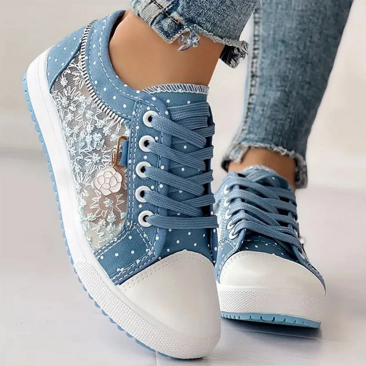 Floria | Sneakersy z siateczką, haftem kwiatowym i dekoracyjną zawieszką