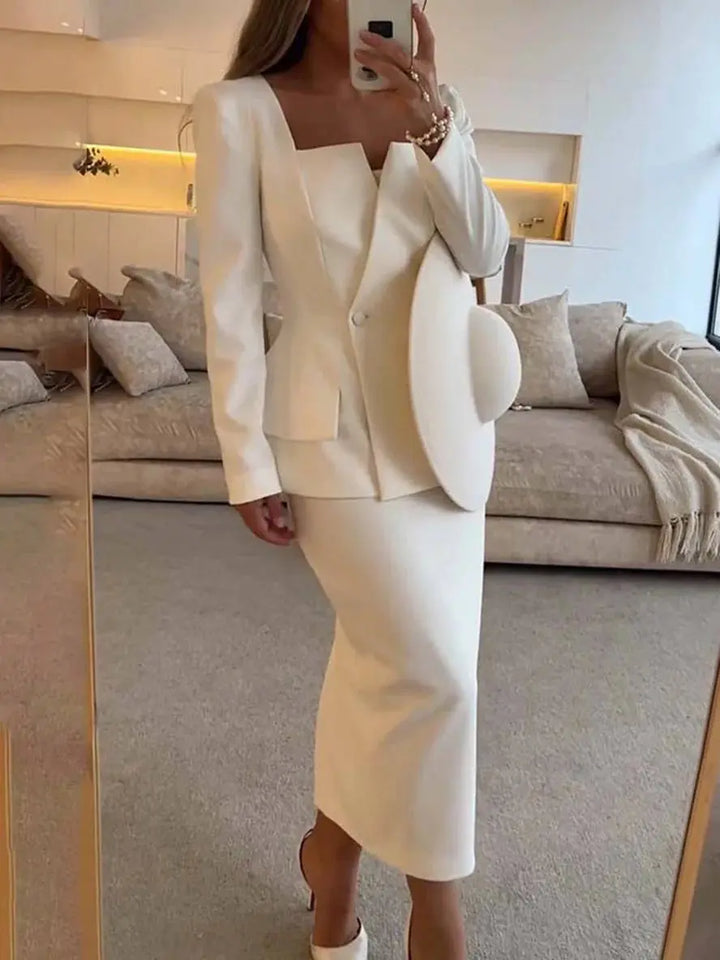 Karolina | Dwuczęściowy zestaw żakietu i spódnicy z kwadratowym dekoltem i detalami guzikowymi