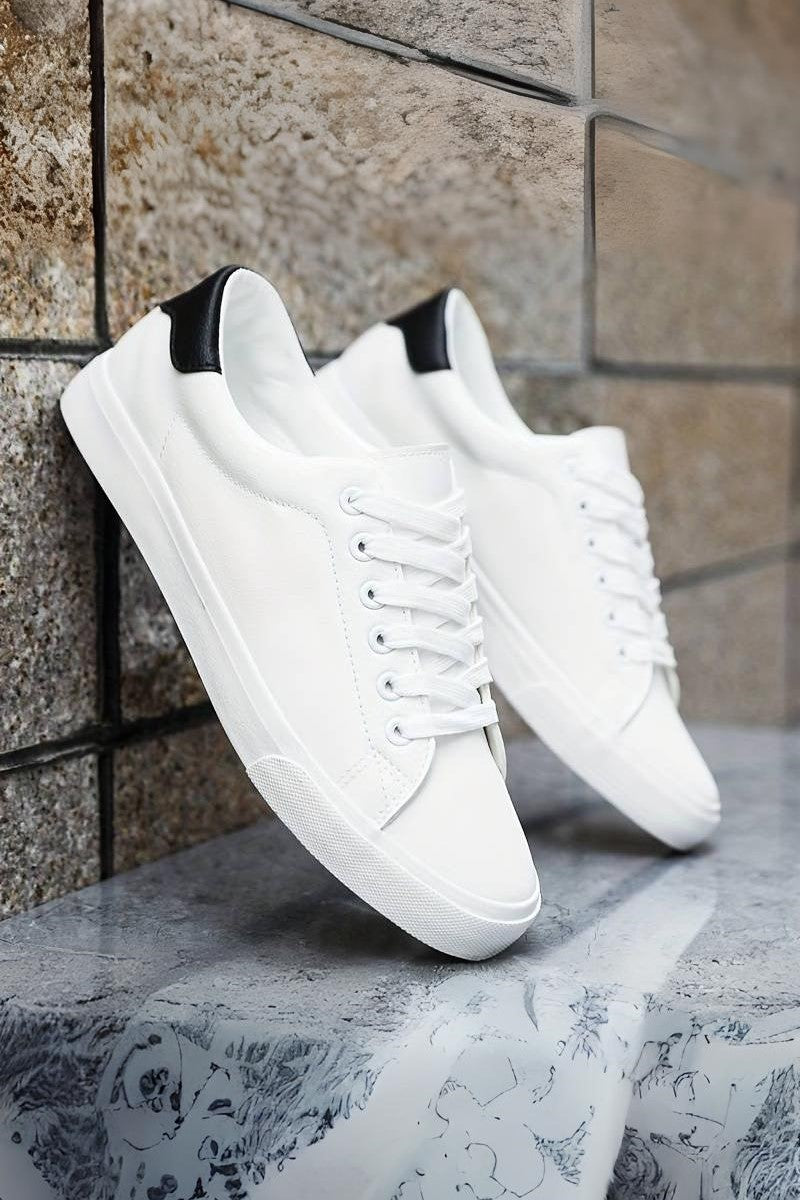 Oliwier | Białe sneakersy – Klasyczna elegancja i uniwersalność