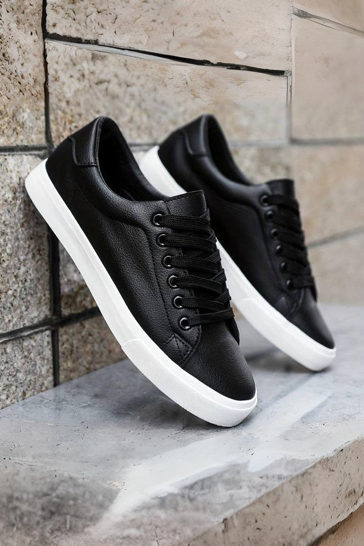 Oliwier | Białe sneakersy – Klasyczna elegancja i uniwersalność
