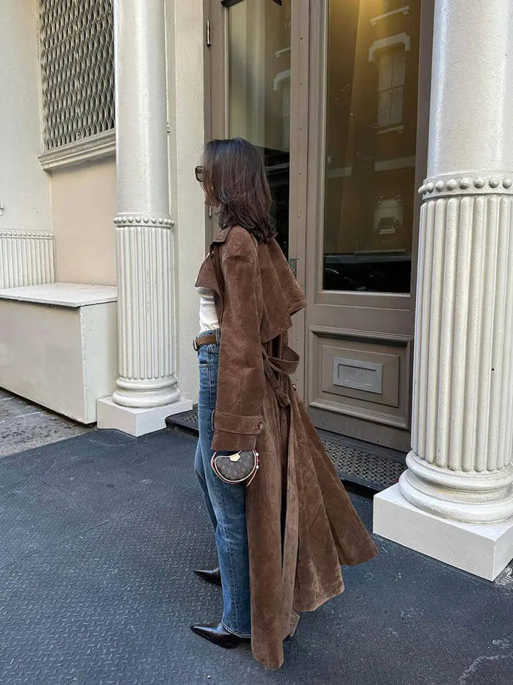 Ella | Luksusowy trencz z zamszu – ponadczasowa elegancja, klasyczny krój z paskiem i styl na każdą okazję