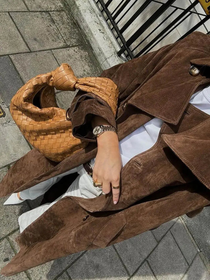 Ella | Luksusowy trencz z zamszu – ponadczasowa elegancja, klasyczny krój z paskiem i styl na każdą okazję